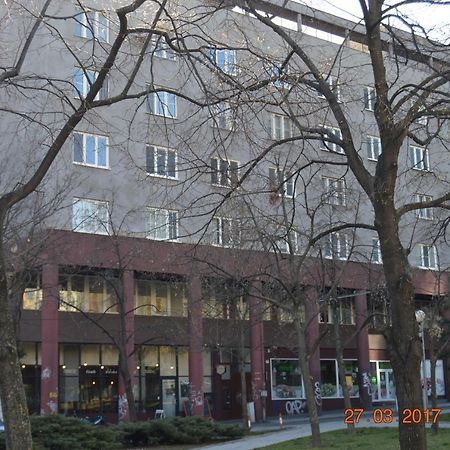 Vacation Apartment Up To 10 Братислава Екстериор снимка