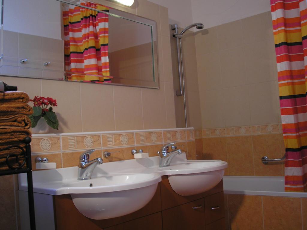 Vacation Apartment Up To 10 Братислава Стая снимка
