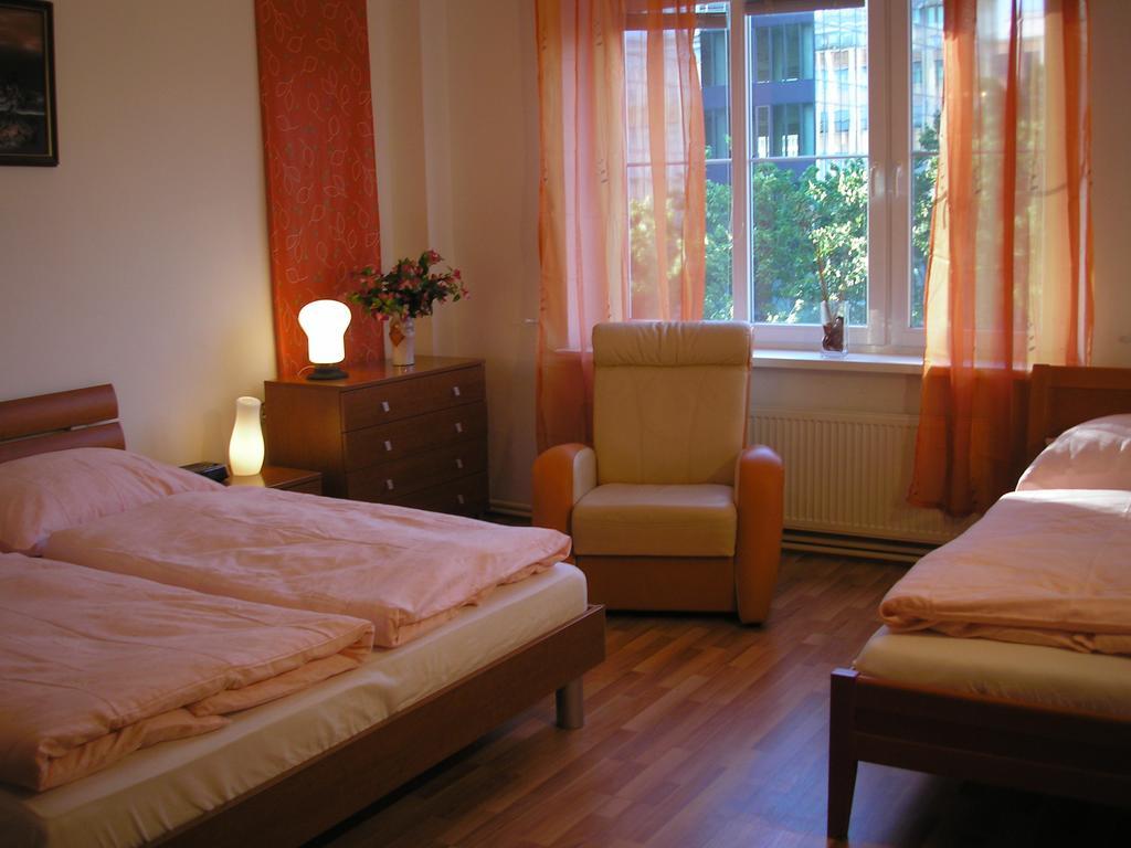 Vacation Apartment Up To 10 Братислава Стая снимка