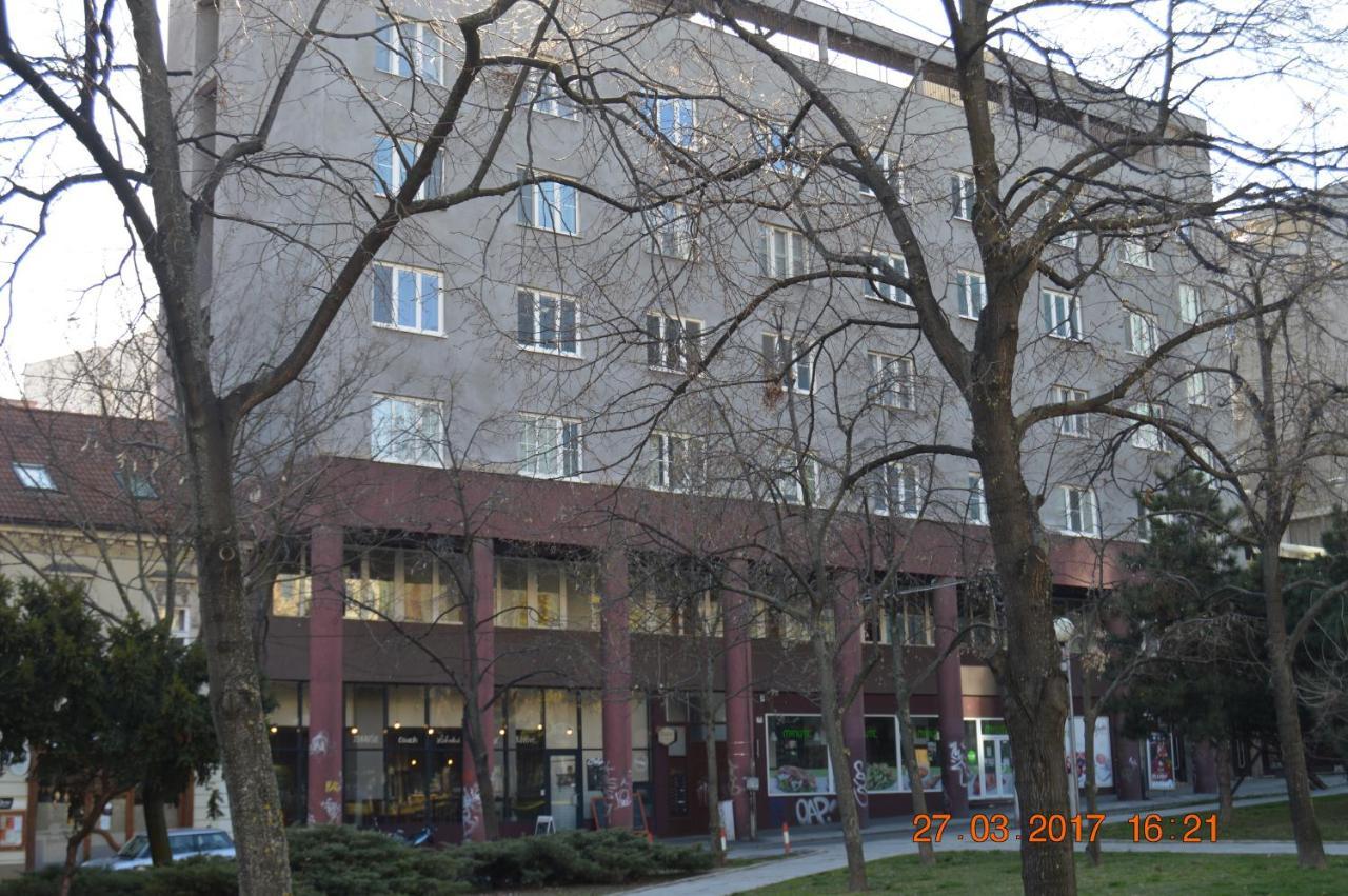 Vacation Apartment Up To 10 Братислава Екстериор снимка